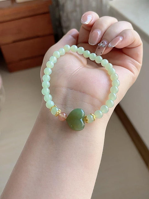 Gelang giok Hetian alami ini berkualitas sangat baik dan memiliki ukiran yang indah. Desain hati dapat dikenakan sebagai liontin. Diameternya 6mm dan harga sudah termasuk ongkos kirim dan pajak.