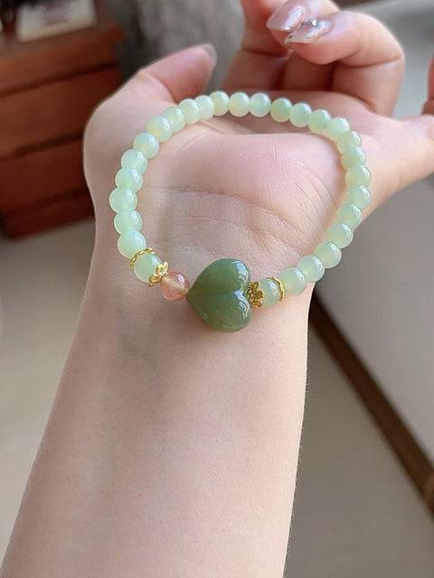 Gelang giok Hetian alami ini berkualitas sangat baik dan memiliki ukiran yang indah. Desain hati dapat dikenakan sebagai liontin. Diameternya 6mm dan harga sudah termasuk ongkos kirim dan pajak.