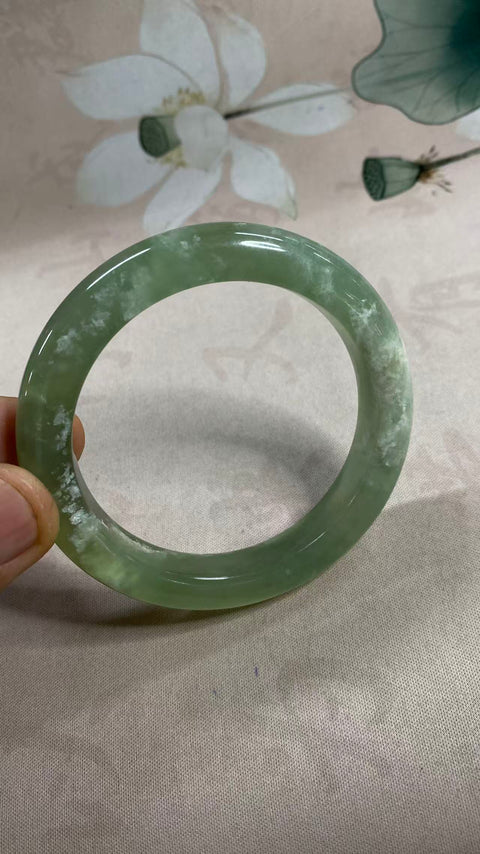 Gelang giok Xiuyan yang indah, hijau es dengan zamrud hijau mengambang, diameter dalam: 60mm, lebar tepi: 11,6mm, termasuk ongkos kirim dan pajak.