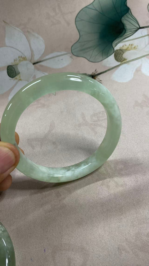 Gelang giok Xiuyan yang indah, hijau es dengan zamrud hijau mengambang, diameter dalam: 60mm, lebar tepi: 11,4mm, termasuk ongkos kirim dan pajak.