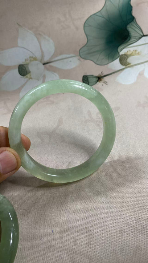 Gelang giok Xiuyan yang indah, hijau es dengan zamrud hijau mengambang, diameter dalam: 60mm, lebar tepi: 11,4mm, termasuk ongkos kirim dan pajak.