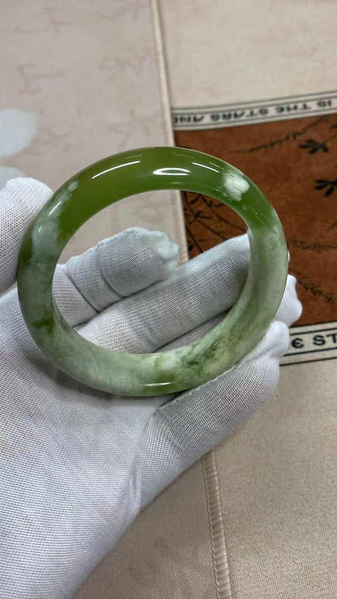 Gelang giok Xiuyan yang indah – menampilkan satu keping giok hijau dan satu kuncup giok hijau. Diameter dalam: 58,5 mm, lebar tepi: 15,8 mm. Harga sudah termasuk ongkos kirim dan pajak.