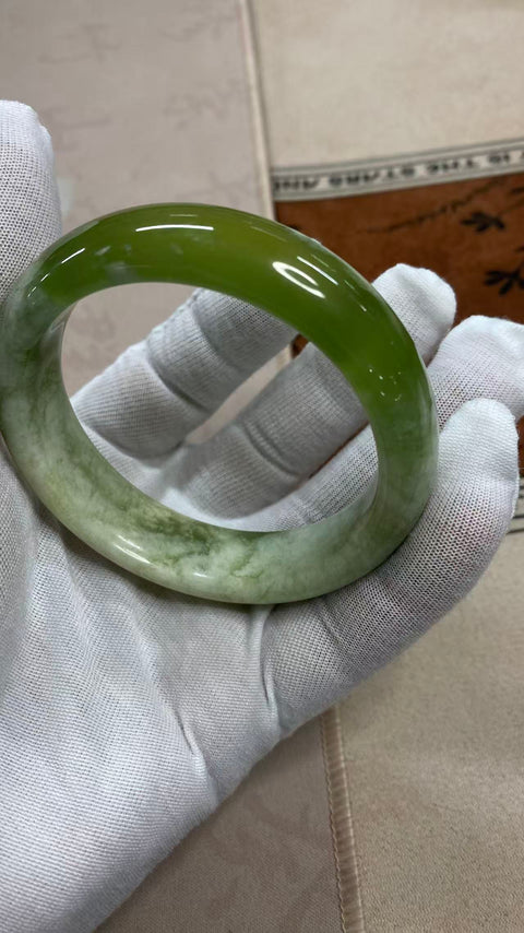 Gelang giok Xiuyan yang indah – menampilkan satu keping giok hijau dan satu kuncup giok hijau. Diameter dalam: 58,5 mm, lebar tepi: 15,8 mm. Harga sudah termasuk ongkos kirim dan pajak.