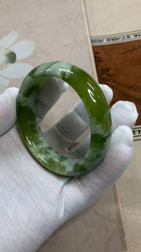 Gelang giok Xiuyan yang indah – menampilkan satu keping giok hijau dan satu kuncup giok hijau. Diameter dalam: 58,3 mm, lebar tepi: 16,3 mm. Harga sudah termasuk ongkos kirim dan pajak.