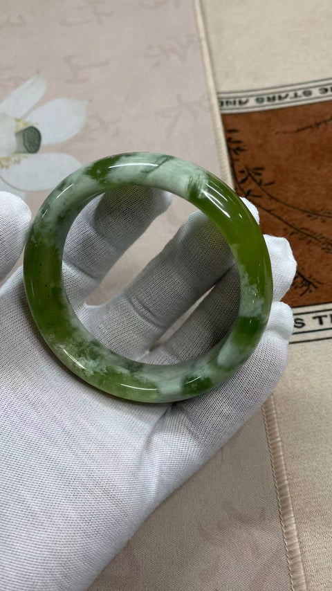 Gelang giok Xiuyan yang indah – menampilkan satu keping giok hijau dan satu kuncup giok hijau. Diameter dalam: 58,3 mm, lebar tepi: 16,3 mm. Harga sudah termasuk ongkos kirim dan pajak.