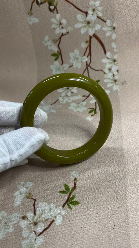 Gelang giok Xiuyan berbentuk alpukat yang indah, diameter dalam: 62mm, lebar samping: 14,5mm, termasuk ongkos kirim dan pajak.