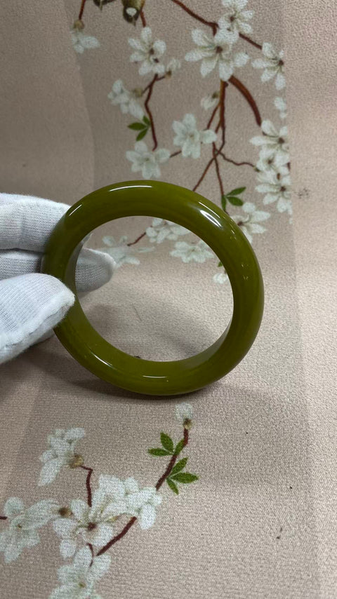 Gelang giok Xiuyan berbentuk alpukat yang indah, diameter dalam: 62mm, lebar samping: 14,5mm, termasuk ongkos kirim dan pajak.