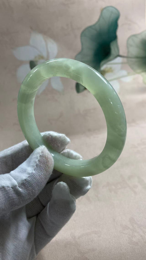 Gelang giok Xiuyan yang indah, berwarna hijau es dengan zamrud yang berkilauan, melambangkan kekayaan dan kemakmuran seumur hidup. Diameter dalam: 58 mm, lebar tepi: 11 mm. Harga sudah termasuk ongkos kirim dan pajak.