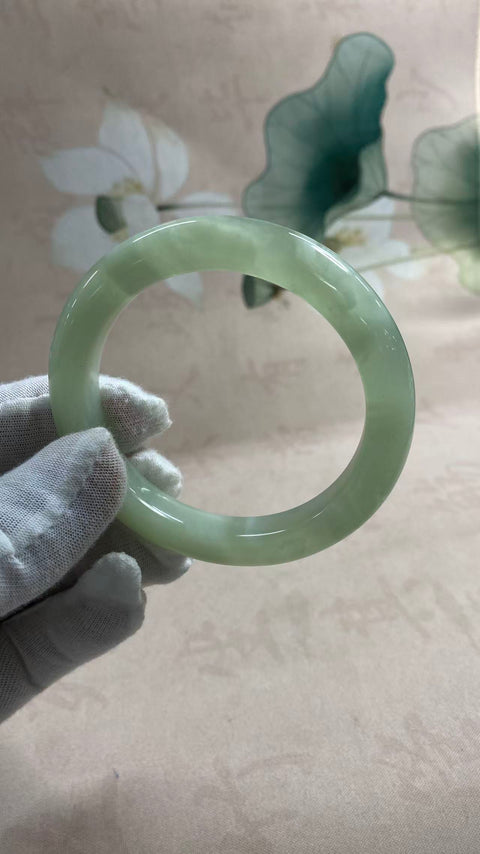 Gelang giok Xiuyan yang indah, berwarna hijau es dengan zamrud yang berkilauan, melambangkan kekayaan dan kemakmuran seumur hidup. Diameter dalam: 58 mm, lebar tepi: 11 mm. Harga sudah termasuk ongkos kirim dan pajak.