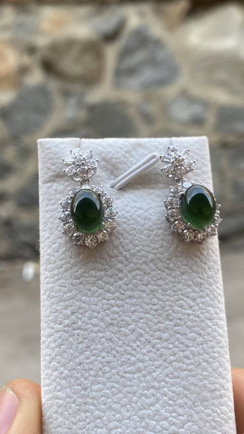 Anting-anting: Anting-anting giok Xiuyan yang indah, warna hijau pekat, dihiasi berlian, rangka perak sterling 925, ukuran 7 x 9 mm, termasuk ongkos kirim dan pajak.