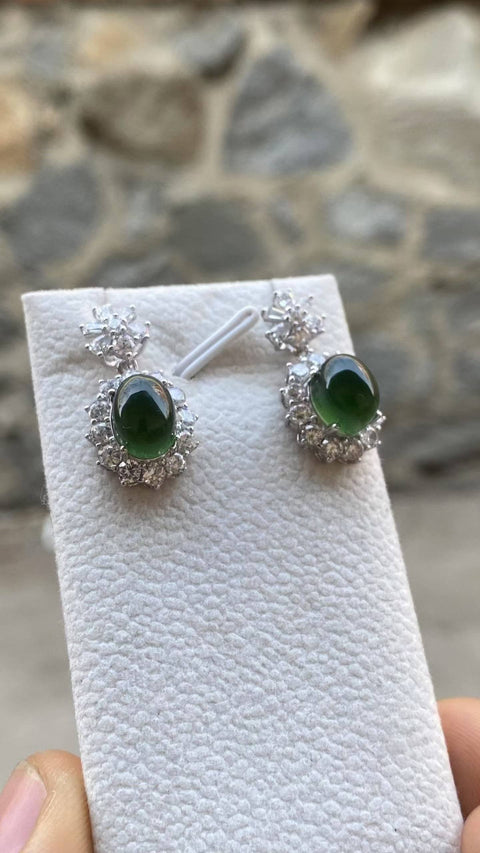 Anting-anting: Anting-anting giok Xiuyan yang indah, warna hijau pekat, dihiasi berlian, rangka perak sterling 925, ukuran 7 x 9 mm, termasuk ongkos kirim dan pajak.