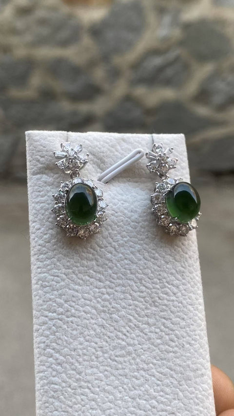 Anting-anting: Anting-anting giok Xiuyan yang indah, warna hijau pekat, dihiasi berlian, rangka perak sterling 925, ukuran 7 x 9 mm, termasuk ongkos kirim dan pajak.