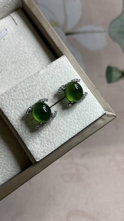 Anting-anting: Anting-anting kancing giok Xiuyan hijau murni yang indah, dipasang pada perak 925, ukuran 8 x 10 mm, termasuk ongkos kirim dan pajak.