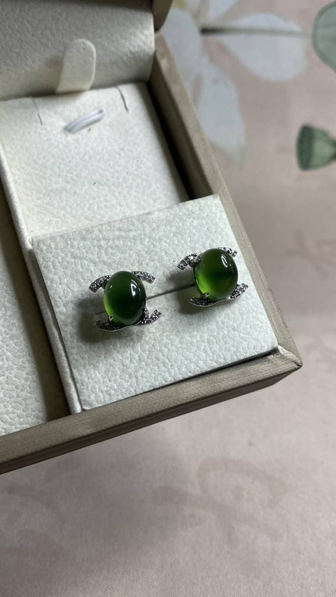 Anting-anting: Anting-anting kancing giok Xiuyan hijau murni yang indah, dipasang pada perak 925, ukuran 8 x 10 mm, termasuk ongkos kirim dan pajak.