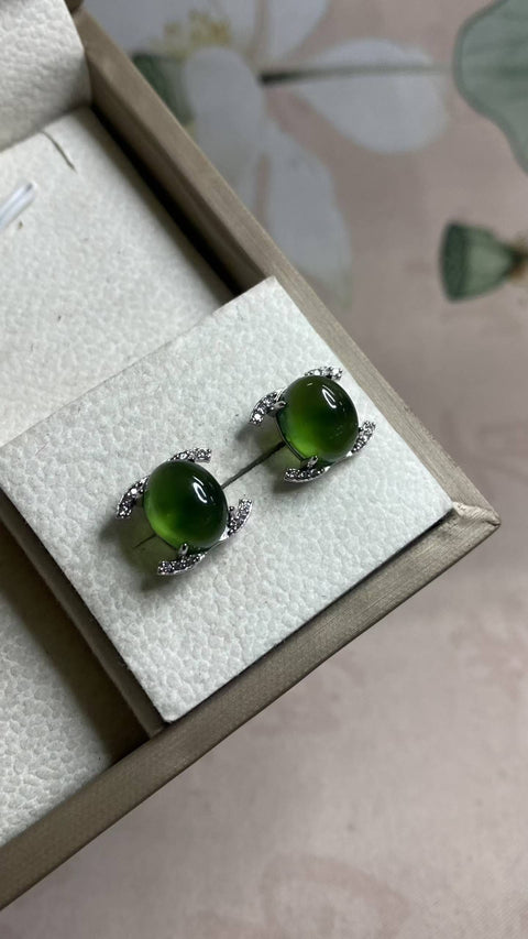 Anting-anting: Anting-anting kancing giok Xiuyan hijau murni yang indah, dipasang pada perak 925, ukuran 8 x 10 mm, termasuk ongkos kirim dan pajak.