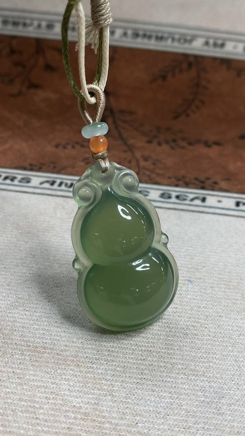 Labu Giok: Liontin giok Xiuyan yang indah berwarna hijau es, melambangkan keberuntungan, kemakmuran, dan kedamaian. Dimensi: 43,5 x 26 mm. Harga sudah termasuk ongkos kirim dan pajak.