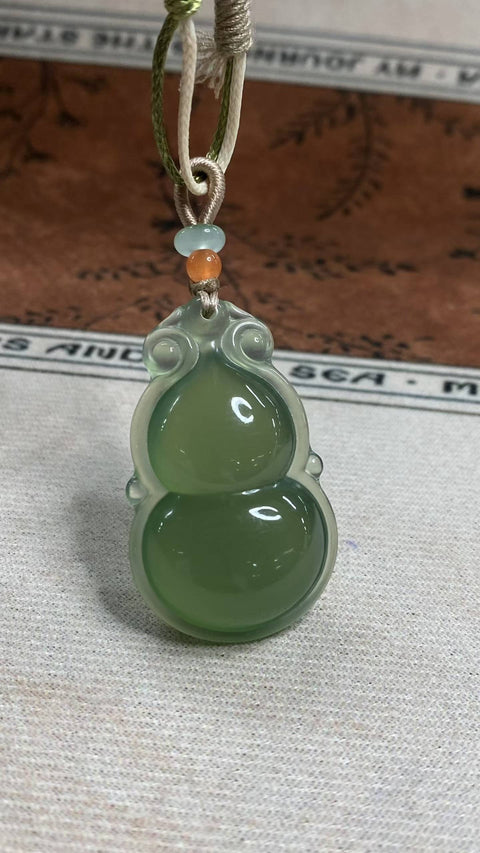 Labu Giok: Liontin giok Xiuyan yang indah berwarna hijau es, melambangkan keberuntungan, kemakmuran, dan kedamaian. Dimensi: 43,5 x 26 mm. Harga sudah termasuk ongkos kirim dan pajak.