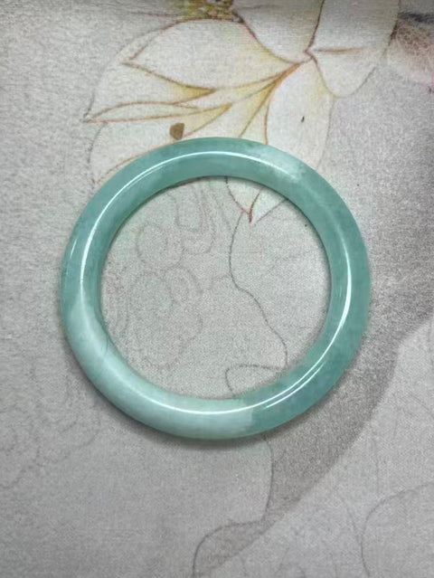 Gelang giok Xiuyan yang indah – Jelly Biru Langit, biru es berkilau. Diameter dalam: 58mm, lebar tepi: 11,1mm. Harga sudah termasuk ongkos kirim dan pajak.