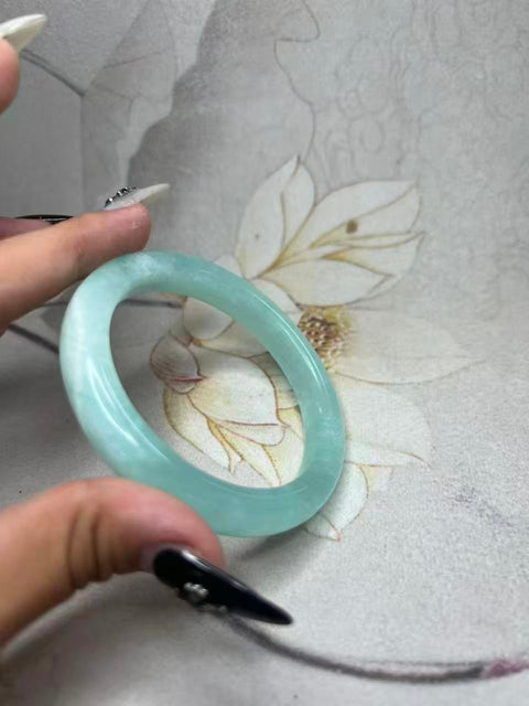 Gelang giok Xiuyan yang indah – Jelly Biru Langit, biru es berkilau. Diameter dalam: 58mm, lebar tepi: 11,1mm. Harga sudah termasuk ongkos kirim dan pajak.