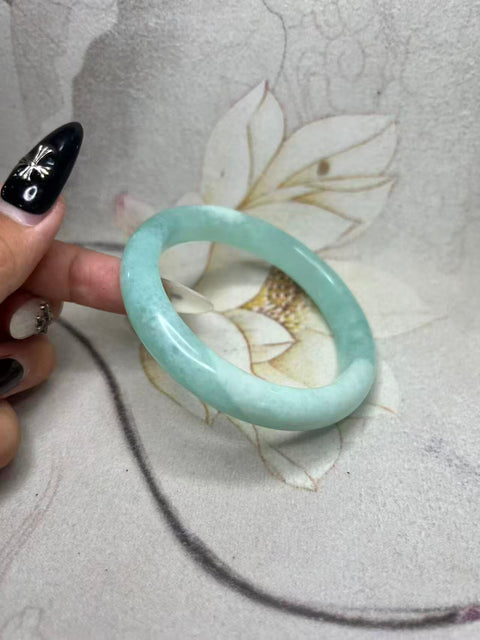 Gelang giok Xiuyan yang indah – Jelly Biru Langit, biru es berkilau. Diameter dalam: 58mm, lebar tepi: 11,1mm. Harga sudah termasuk ongkos kirim dan pajak.