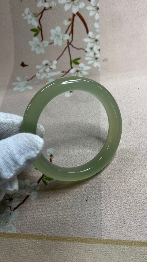 Gelang giok Xiuyan yang indah, warna hijau es, diameter dalam: 59mm, lebar tepi: 11mm, termasuk ongkos kirim dan pajak.