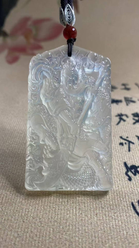 Guan Gong: Liontin giok Xiuyan yang indah, menggambarkan kesetiaan dan kebenaran Guan Gong, dengan motif naga. Dimensi: 63 x 36 mm. Harga sudah termasuk ongkos kirim dan pajak.