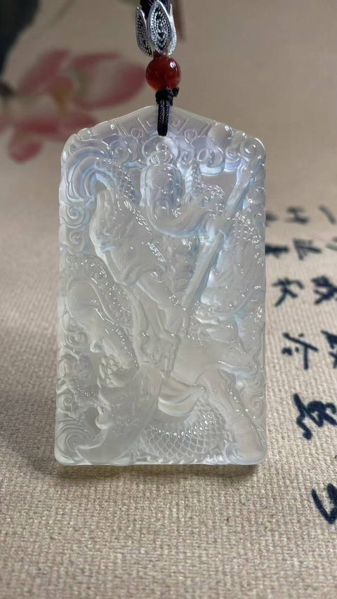 Guan Gong: Liontin giok Xiuyan yang indah, menggambarkan kesetiaan dan kebenaran Guan Gong, dengan motif naga. Dimensi: 63 x 36 mm. Harga sudah termasuk ongkos kirim dan pajak.