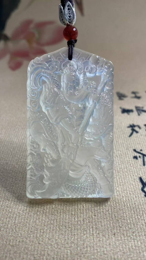 Guan Gong: Liontin giok Xiuyan yang indah, menggambarkan kesetiaan dan kebenaran Guan Gong, dengan motif naga. Dimensi: 63 x 36 mm. Harga sudah termasuk ongkos kirim dan pajak.