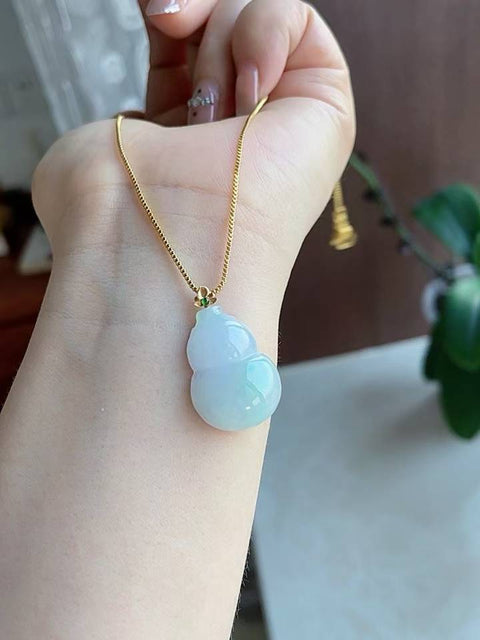 Labu giok alami, melambangkan keberuntungan dan kemakmuran, terbuat dari material tambang lama, dipasang dalam emas 18 karat, dimensi 2,8 x 1,2 cm, termasuk ongkos kirim dan pajak.