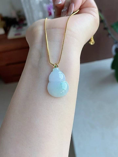 Labu giok alami, melambangkan keberuntungan dan kemakmuran, terbuat dari material tambang lama, dipasang dalam emas 18 karat, dimensi 2,8 x 1,2 cm, termasuk ongkos kirim dan pajak.