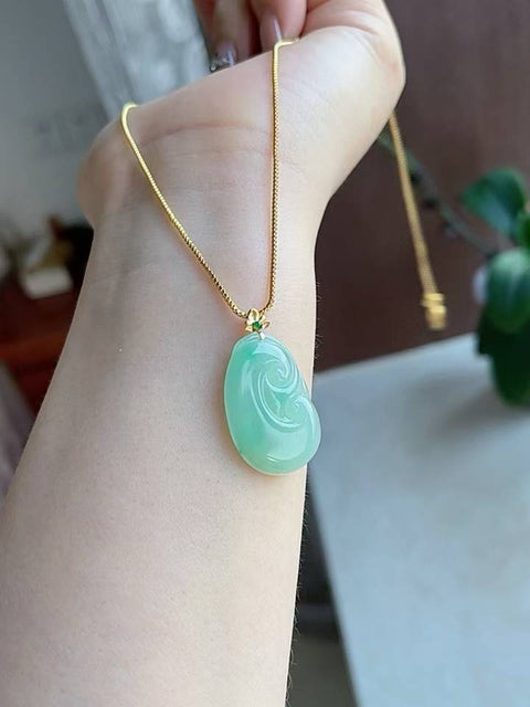 Ruyi giok alami, dipasang dalam emas 18 karat. Sangat indah jika dilihat langsung. Dimensi: 2,3 x 1,6 cm. Harga sudah termasuk ongkos kirim dan pajak.