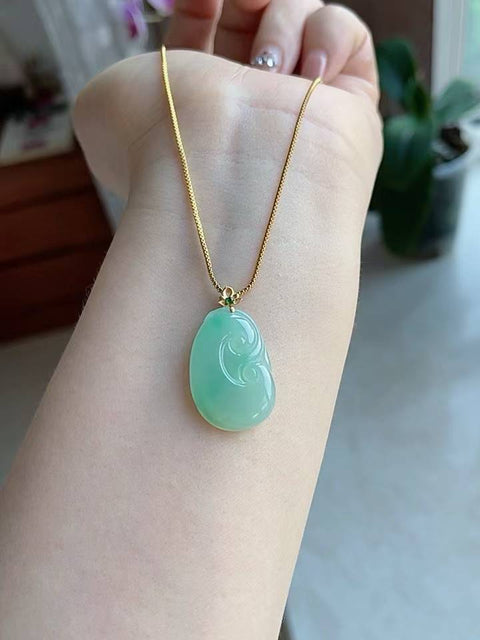 Ruyi giok alami, dipasang dalam emas 18 karat. Sangat indah jika dilihat langsung. Dimensi: 2,3 x 1,6 cm. Harga sudah termasuk ongkos kirim dan pajak.