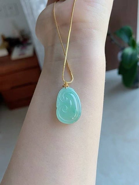 Ruyi giok alami, dipasang dalam emas 18 karat. Sangat indah jika dilihat langsung. Dimensi: 2,3 x 1,6 cm. Harga sudah termasuk ongkos kirim dan pajak.