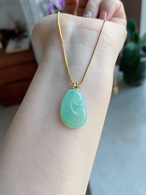 Ruyi giok alami, dipasang dalam emas 18 karat. Sangat indah jika dilihat langsung. Dimensi: 2,3 x 1,6 cm. Harga sudah termasuk ongkos kirim dan pajak.