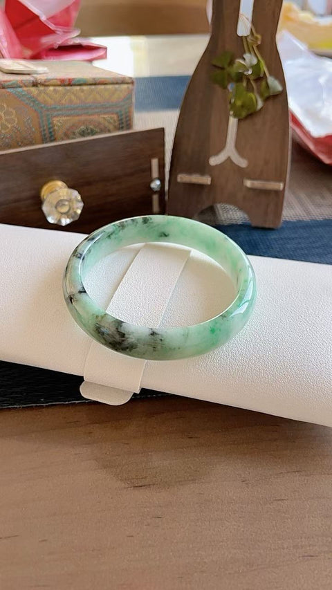 Gelang giok alami, material tambang lama, tekstur halus dan hangat, tembus pandang yang sangat baik, diameter dalam 54mm, termasuk ongkos kirim dan pajak.