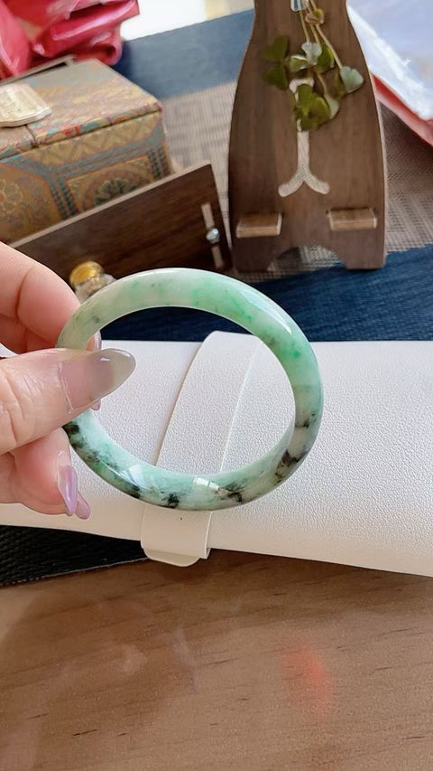 Gelang giok alami, material tambang lama, tekstur halus dan hangat, tembus pandang yang sangat baik, diameter dalam 54mm, termasuk ongkos kirim dan pajak.