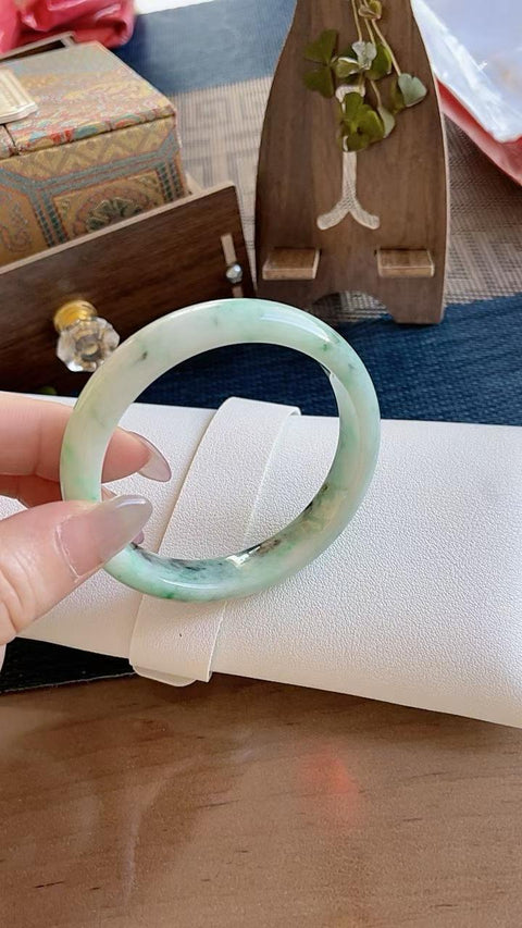 Gelang giok alami, material tambang lama, tekstur halus dan hangat, tembus pandang yang sangat baik, diameter dalam 54mm, termasuk ongkos kirim dan pajak.