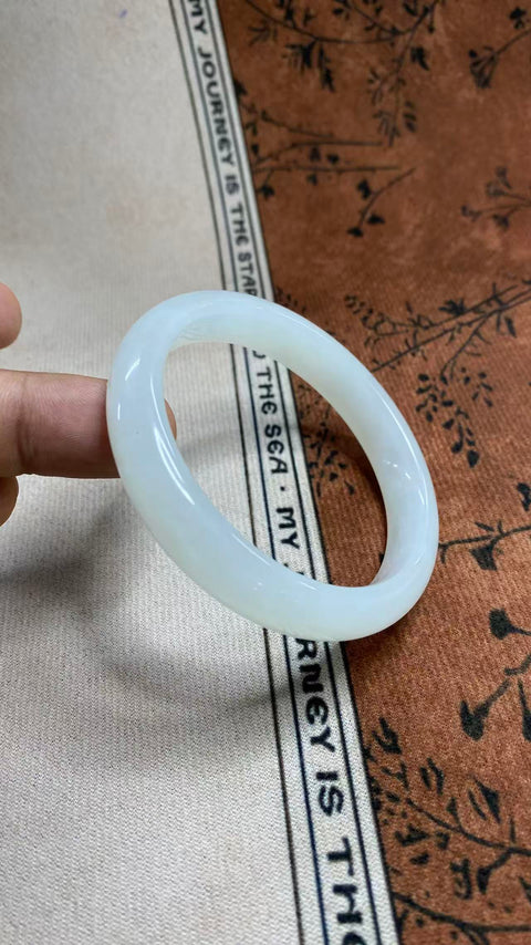 Gelang giok Xiuyan putih yang indah, diameter dalam 58,2 mm, lebar tepi 11,5 mm, termasuk ongkos kirim dan pajak.