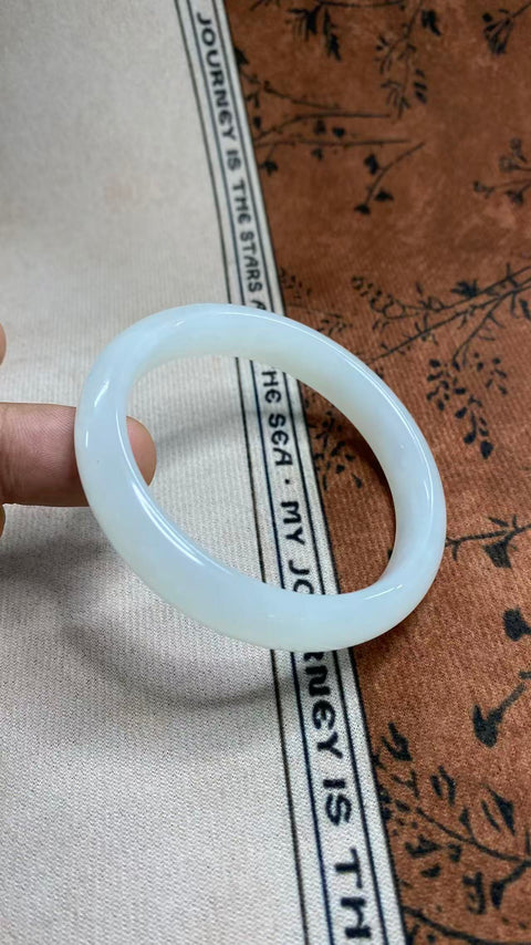 Gelang giok Xiuyan putih yang indah, diameter dalam 58,2 mm, lebar tepi 11,5 mm, termasuk ongkos kirim dan pajak.