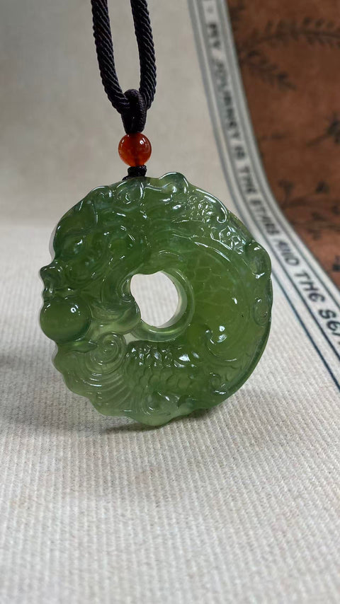 Liontin giok Xiuyan alami yang indah, menampilkan motif "Melayang Menuju Kesuksesan," ikan yang berubah menjadi naga, dan gesper pengaman. Cocok untuk dikenakan siapa saja. Ukuran: 49 x 46 mm. Harga sudah termasuk ongkos kirim dan pajak.