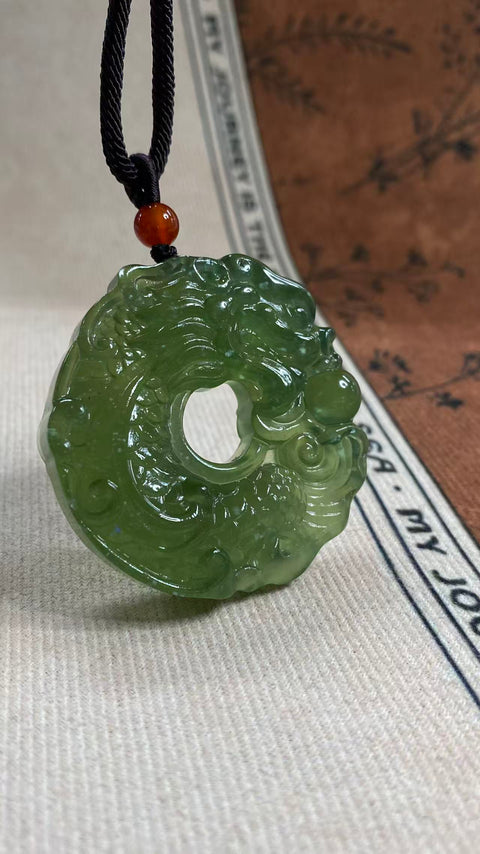 Liontin giok Xiuyan alami yang indah, menampilkan motif "Melayang Menuju Kesuksesan," ikan yang berubah menjadi naga, dan gesper pengaman. Cocok untuk dikenakan siapa saja. Ukuran: 49 x 46 mm. Harga sudah termasuk ongkos kirim dan pajak.