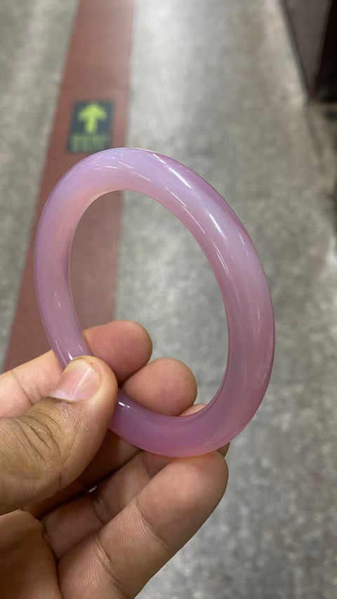 Gelang kalsedon yang indah, diameter dalam: 60,5 mm, ketebalan gelang: 10,2 mm, termasuk ongkos kirim dan pajak.