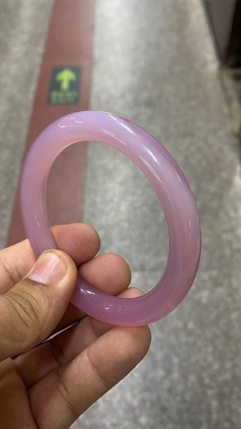 Gelang kalsedon yang indah, diameter dalam: 60,5 mm, ketebalan gelang: 10,2 mm, termasuk ongkos kirim dan pajak.