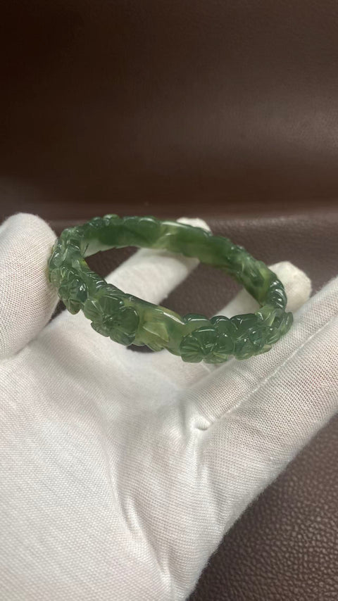Kedamaian dan Kemakmuran: Gelang giok Xiuyan yang indah dengan ukiran hijau penuh, diameter dalam: 57mm, ketebalan gelang: 12,2mm, termasuk ongkos kirim dan pajak.