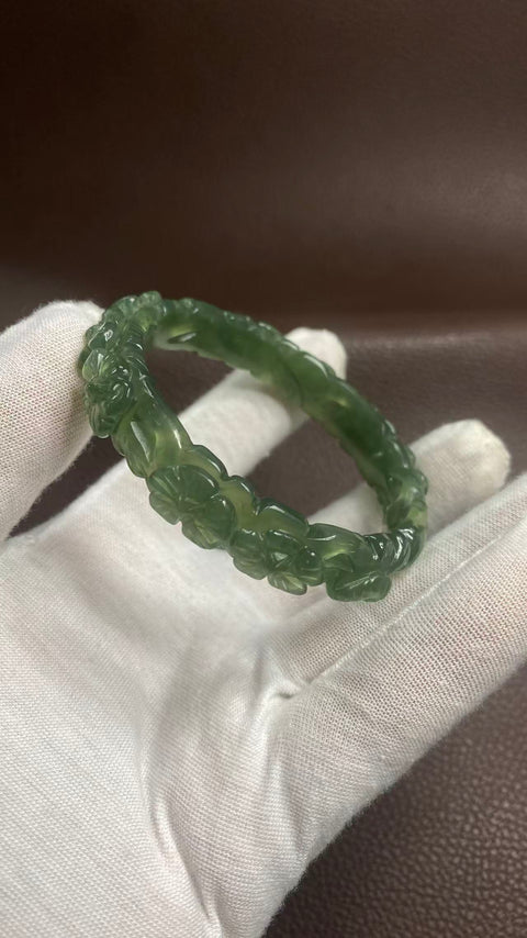 Kedamaian dan Kemakmuran: Gelang giok Xiuyan yang indah dengan ukiran hijau penuh, diameter dalam: 57mm, ketebalan gelang: 12,2mm, termasuk ongkos kirim dan pajak.
