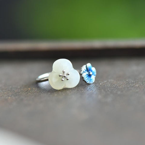 9142# Cincin perak sterling 925 bertatahkan giok Hetian bermotif bunga lima kelopak. Gioknya hangat dan lembut. Dimensi: 10*11 cm. Termasuk ongkos kirim dan pajak.
