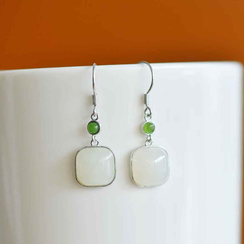 Anting-anting perak sterling S925 dengan desain kepala drum persegi giok Hetian, #8419 dan #8419-2. Dimensi batu: 10*10 cm (termasuk pengiriman dan pajak).