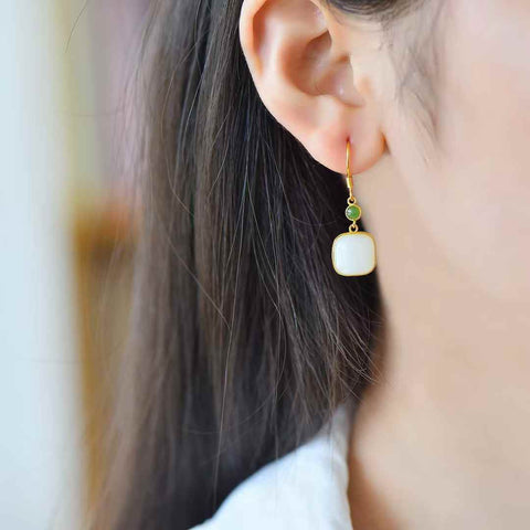 Anting-anting perak sterling S925 dengan desain kepala drum persegi giok Hetian, #8419 dan #8419-2. Dimensi batu: 10*10 cm (termasuk pengiriman dan pajak).