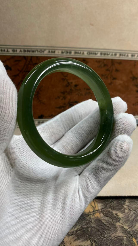 Gelang giok Xiuyan yang indah, berwarna hijau pekat dengan zamrud mengambang, diameter dalam: 62mm, lebar tepi: 12,6mm, termasuk ongkos kirim dan pajak.