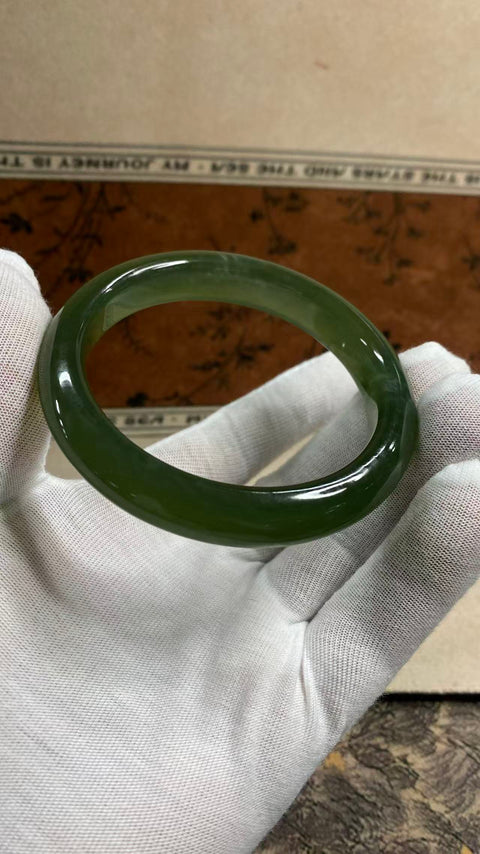 Gelang giok Xiuyan yang indah, berwarna hijau pekat dengan zamrud mengambang, diameter dalam: 62mm, lebar tepi: 12,6mm, termasuk ongkos kirim dan pajak.